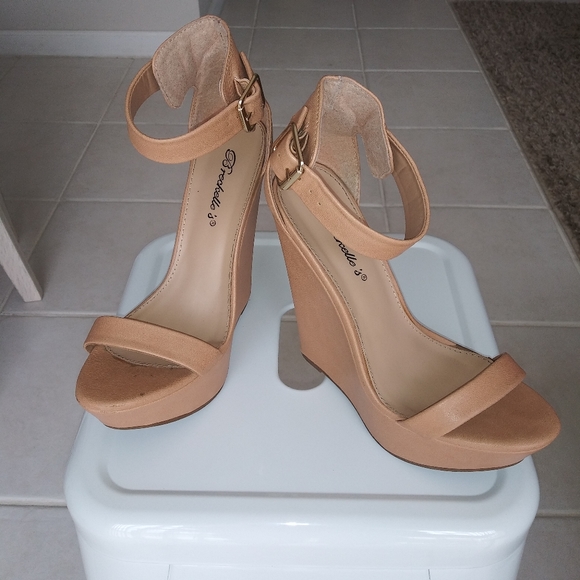 Breckelles Shoes - Breckelles Platform Wedges 7 Beige Pump Heels